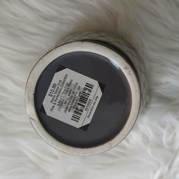 Gray & White Planter - Picture 3 of 9